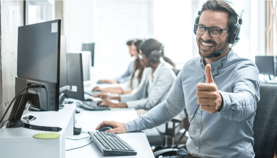 homem na frente do computador feliz