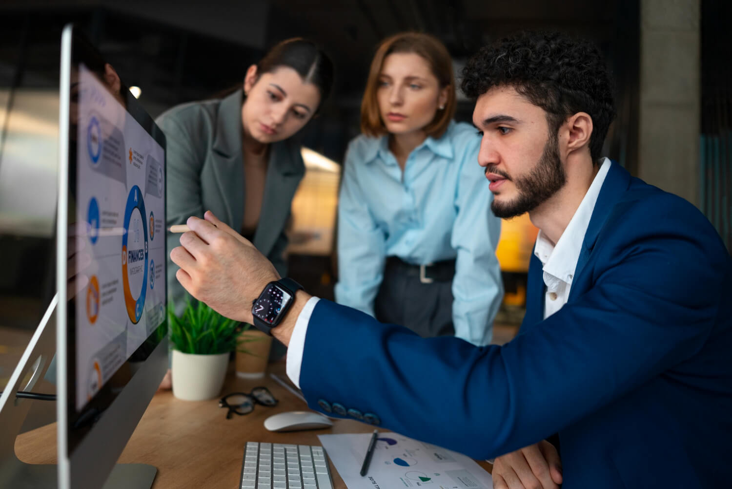 funcionários olhando para o monitor querendo excelencia operacional